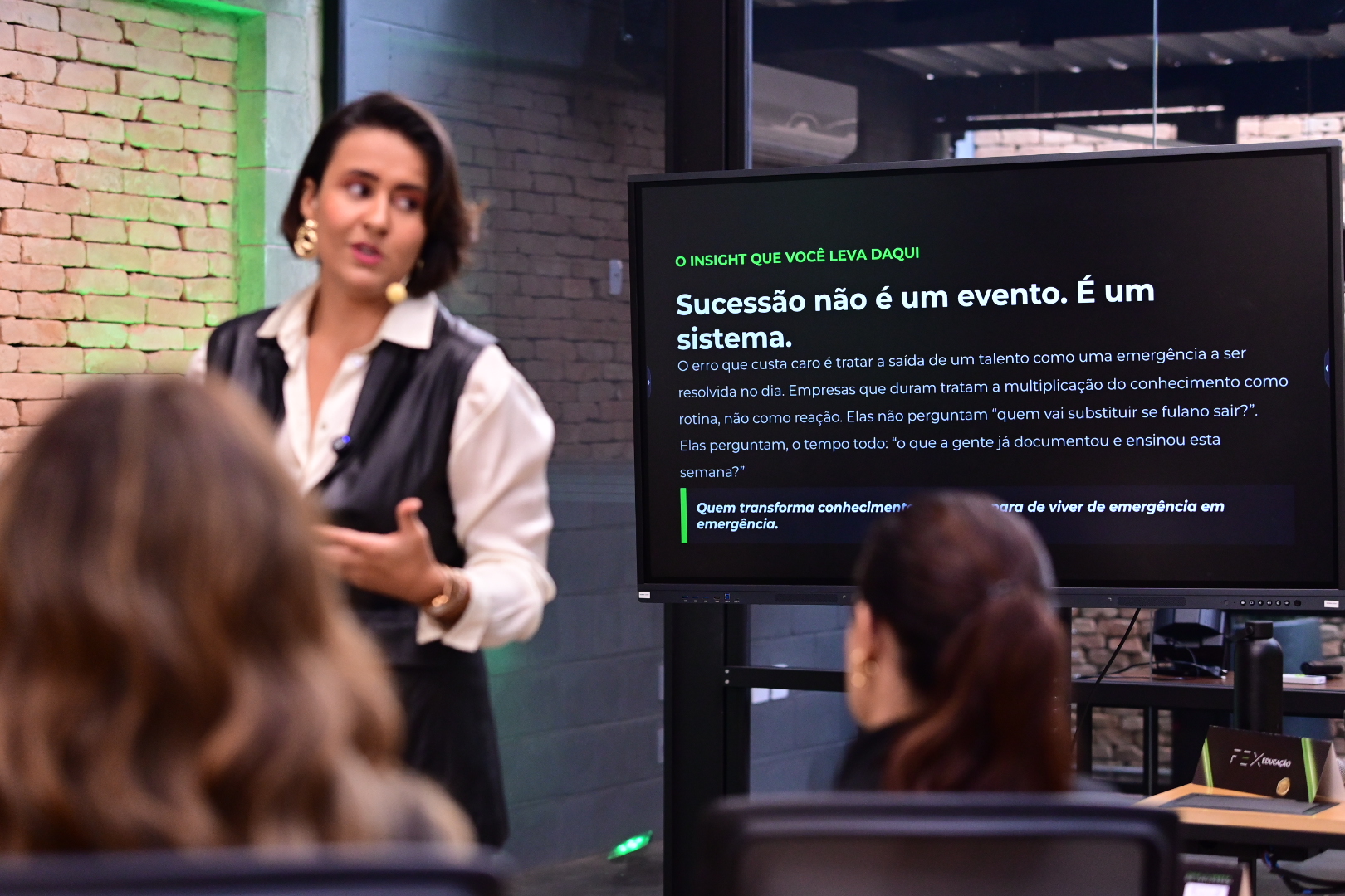 Zora Viana apresentando conteúdo sobre sucessão