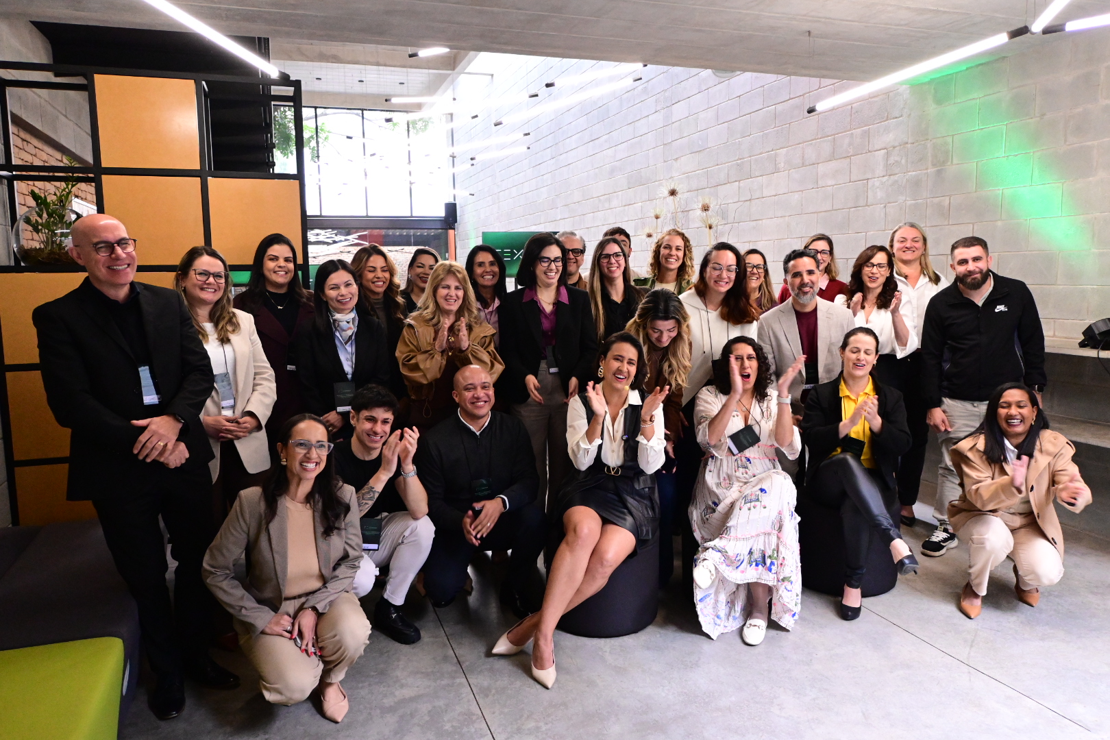 Turma de líderes reunida no espaço do evento FEX