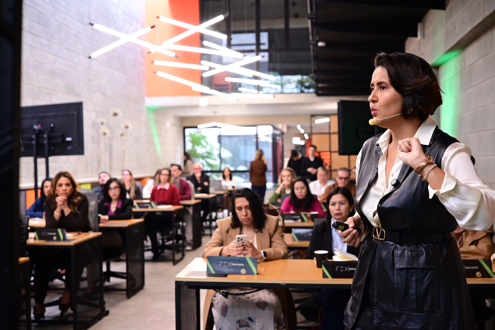 Zora Viana conduzindo a plateia durante a formação